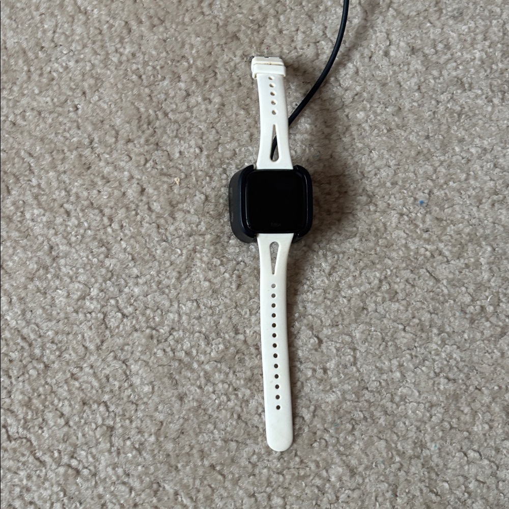 FITBIT VERSA BLACK WITH WHITE BAND AND CHARGER